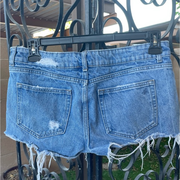 DL1961 Renee Cutoff Distressed Ripped Frayed in Soul Wash Denim Mini Short Sz 27 - Picture 14 of 16